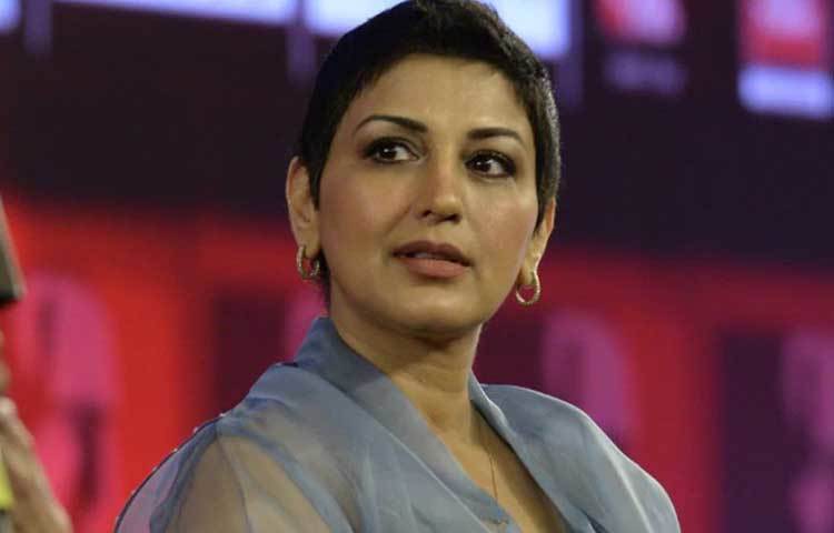 পুরোপুরি সুস্থ না হলেও একটু ভাল হতেই শুটিং ফ্লোরেও ফিরেছেন তিনি। ‘অনেক কিছু ঘটে যাওয়ার পর সেটে ফিরলাম। কাজে ফিরতে পেরে ভালোলাগছে। ফিরতে পেরে কেমন লাগছে সেটা বলে বোঝাতে পারব না। কাজেই তো ফিরতে চেয়েছিলাম।’ ফিরে এসেও রাখঢাক না করেই সোশ্যাল সাইটে লিখেছেন এ কথা।