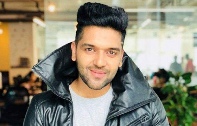 এখন পর্যন্ত যাদের কথা বলা হল, তারা প্রত্যেকেই খুব জনপ্রিয় মুখ। এরা ছাড়াও গায়ক গুরু রনধওয়া ২০ লাখ টাকা দান করেছেন। তিনি টুইটে লিখেছেন, ‘আমি যা উপার্জন করতে পেরেছি, তা আপনাদের জন্যই। আপনারা আমার শো-র টিকিট কিনেছেন। এ বার আমার কর্তব্যের পালা..’।