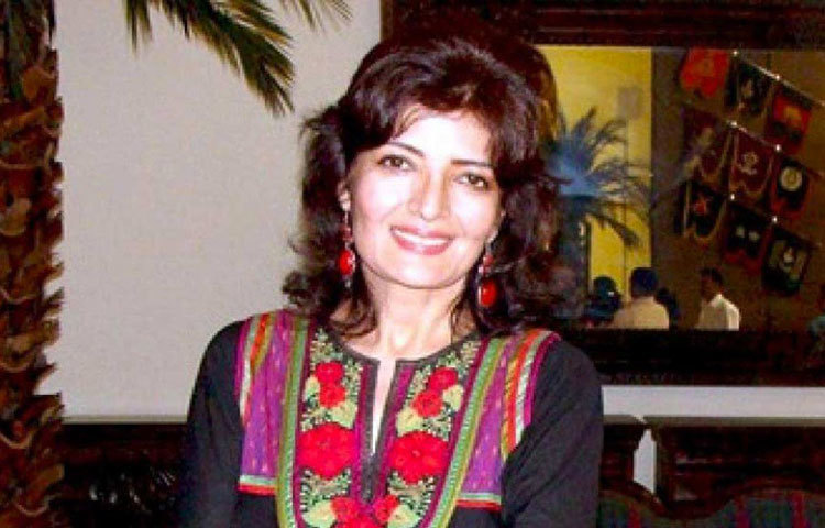 সোনুর মেয়ে এখন আমেরিকাতেই থাকেন। সব দিক সামলাতে সোনুকে মাঝে মাঝেই ভারত থেকে আমেরিকায় যেতে হয়।