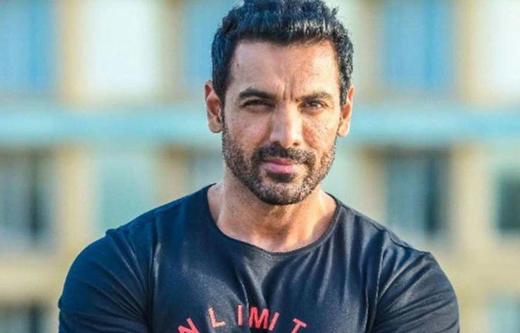 তারপর অনেক বছর কেটে গিয়েছে। সম্পর্কে থাকার কথা জন বা ক্যাট কেউই স্বীকার করেননি। তবে সালমান এবং জনের সম্পর্কের তিক্ততা আজও অটুট।