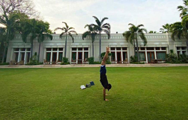 বাগানে যোগাভ্যাস করেন আনন্দ আহুজা। সেখানে রয়েছে বাস্কেটবল কোর্ট-ও। প্রায়ই খেলতে দেখা যায় আনন্দ এবং তার ভাই অনন্ত আহুজাকে।