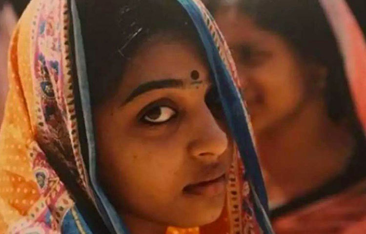 চিকিৎসক দম্পতির কন্যা রাধিকার জন্ম তামিলনাড়–র ভেলোরে, ১৯৮৫ সালের ৭ সেপ্টেম্বর। পুণের ফার্গুসন কলেজ থেকে অর্থনীতি ও গণিতে স্নাতক রাধিকা হিন্দি, ইংরেজি, তামিল, মরাঠি, তেলুগু, মালয়লম ও বাংলা মিলিয়ে মোট সাতটি ভাষা বলতে পারেন।