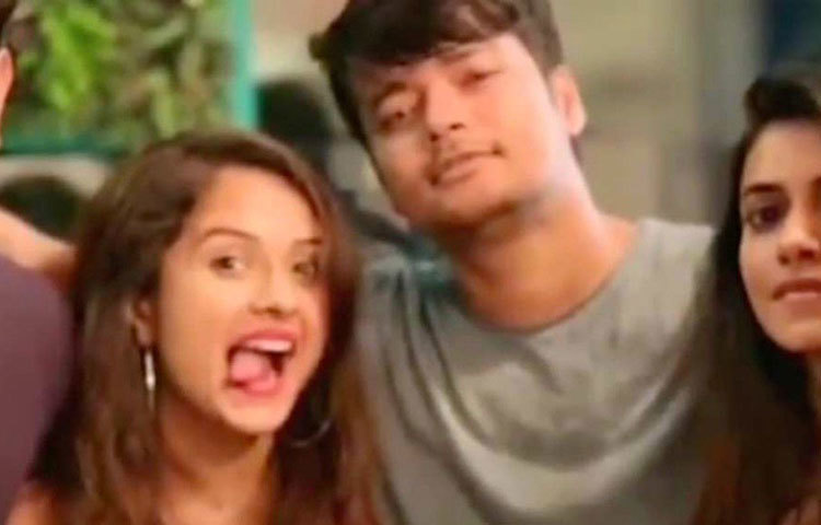 দিশার মৃত্যুরহস্যে পুলিশ রোহন এবং সে রাতের পার্টিতে উপস্থিত অন্যান্য বন্ধুদের জেরা করেছে।