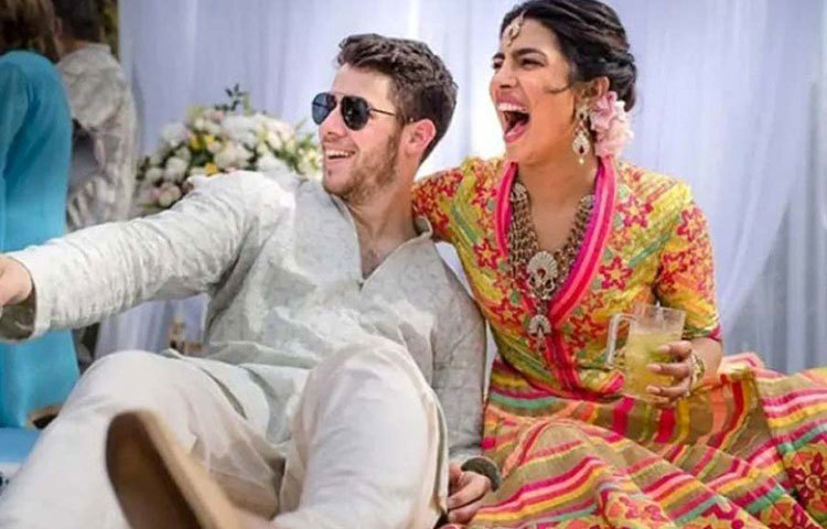 তবে ইন্ডাস্ট্রিতে আর একটি গুঞ্জন অনেক দিন ধরেই আলোচিত ছিলো। বলা হয়, শাহরুখ এবং প্রিয়াঙ্কা গোপনে বিয়েও করেন কানাডার টরন্টোয়। কারণ প্রিয়াঙ্কার অসুস্থ বাবা চেয়েছিলেন মৃত্যুর আগে নিজের মেয়ের বিয়ে দেখে যেতে। তবে সত্যি যা-ই হোক না কেন, প্রকাশ্যে তারা দূরত্ব বজায় রেখেই চলেছেন।