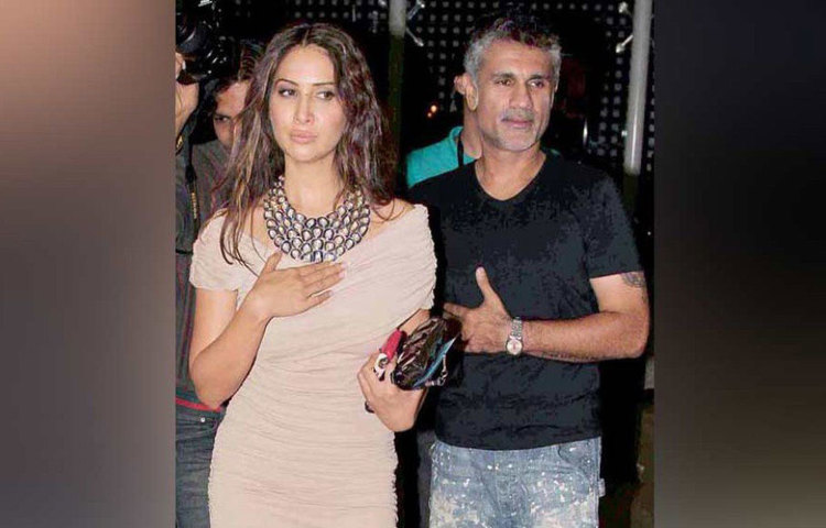 ডিজাইনার অর্জুন খন্নার সঙ্গে কিমের সম্পর্কের গসিপ শোনা গিয়েছিল, বলিউডের বেশ কয়েকটি পত্র-পত্রিকায় সে কথা প্রকাশিত হয়। কিমের জন্যই নাকি অর্জুনের সঙ্গে তার স্ত্রী শেফালির সাংসারিক অশান্তি চরমে ওঠে। এমনকি কিম ও অর্জুন লিভ টুগেদার করতেন বলেও শোনা গিয়েছিল।