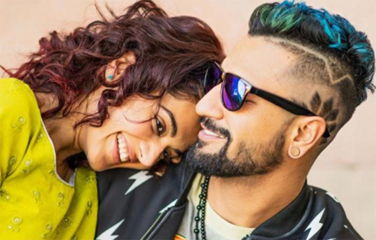 ভিকি কৌশলের ভাল বন্ধু তাপসি পান্নু উপহার দিয়েছেন এক লাখ ৪০ হাজার রুপি মূল্যের একটি প্ল্যাটিনামের ব্রেসলেট। ছবি: সংগৃহীত