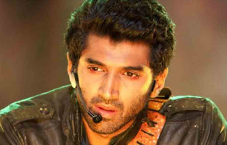 চল্লিশের দশকে ফিল্ম প্রযোজক ছিলেন আদিত্য রায় কাপুরের ঠাকুরদা রঘুপত রায় কপূর। দাদা সিদ্ধার্থ রায় কাপুরও সে পথের পথিক। তবে মেজ’দা কুণাল রায় কাপুরের মতোই ফিল্মের অভিনয়ে বেশি আগ্রহী আদিত্য। ‘আশিকি ২’ বা ‘ওকে জানু’-র নায়ক আবার রণবীর কাপুরের পাশে ‘ইয়ে জওয়ানি হ্যায় দিওয়ানি’-তেও মন খুলে ব্যাটিং করেছেন। আবার স্বমহিমায় দেখা গিয়েছে ‘মলং’ বা ‘লুডো’ ছবিতে। ছবি: সংগৃহীত