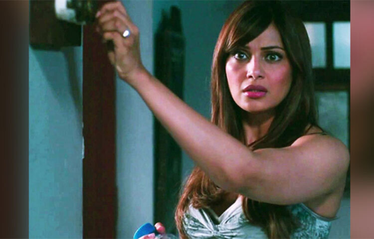 ইমরান হাশমির অভিষেক ছবিতে কী হয়েছিল? বিপাসা বলেন, ‘‘মুম্বইয়ের মুকেশ মিলসে আমরা ‘ফুটপাত’ ছবির শুটিং করছিলাম। দিনের বেলায় আমি তিনতলার ঘরে একাই ছিলাম। অন্যরা বাকি ঘরগুলোতে... সাধারণত আমি সংলাপ ভুলে যাই না। তবে প্রতিবার হেঁটে গিয়ে সংলাপ বলার চেষ্টা করছি আর মনে হচ্ছিল যেন কেউ আমাকে বাধা দিচ্ছে।’’ ছবি: সংগৃহীত