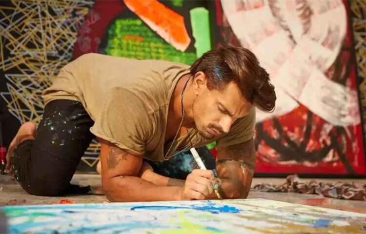 করণ সিংহ গ্রোভার ‘স্টারইনফিনিটি’ ছদ্মনামে ছবি আঁকেন। আধ্যাত্মিকতা, মহাজাগতিকতা এবং আধুনিকতার অদ্ভুত সংমিশ্রণের দেখা মেলে তার চিত্রশিল্পে। তার ছবির মধ্যে এক মুক্তির স্বাদ রয়েছে, যা দর্শকদের আকর্ষণের কেন্দ্রবিন্দু হয়ে দাঁড়ায়। ২০২২ সালেই একটি ‘ভার্চুয়াল’ প্রদর্শনীর আয়োজন করেন তিনি। ছবি: সংগৃহীত