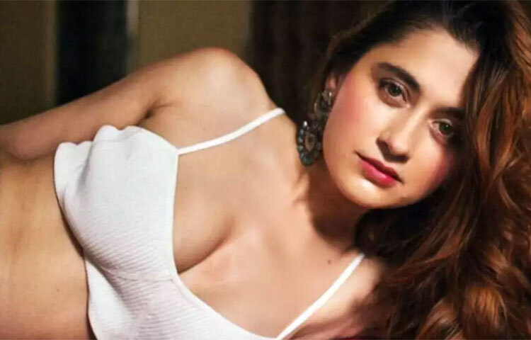 সম্প্রতি তিনি ইনস্টাগ্রামে একটি খোলামেলা গাউন পরে ভিডিও আপলোড করেন। তার অন্তর্বাস কোথায়, এ নিয়ে প্রশ্ন তুলেছেন নেটব্যবহারকারীরা। ছবি: সংগৃহীত