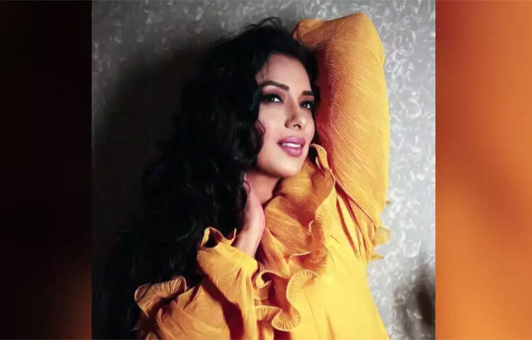 কিন্তু তিনি কোনো কিছুর ভ্রুক্ষেপ না করে নিজের সিদ্ধান্তে অটল থেকেছেন। তবে, ২০১৬ সালে তার বাবা মারা যাওয়ার পর মানসিক দিক দিয়ে ভেঙে পড়েন অভিনেত্রী। কাজে ফিরলে মন ভালো হবে ভেবে তার স্বামীই পরামর্শ দেন আবার নতুনভাবে ছোটপর্দায় কাজ শুরু করতে। ছবি: সংগৃহীত