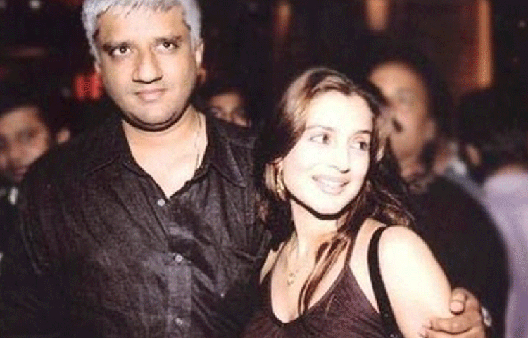 চিরকালই খোলামেলা পরিচালক বিক্রম ভাট। সুস্মিতা সেনের সঙ্গে সম্পর্ক নিয়ে কখনো লুকোচুরি করেননি। তেমনই সুস্মিতার পর তার আমিশা পটেলের সঙ্গে সম্পর্ক তৈরি হয়েছিল। সেটাও স্বীকার করেছেন তিনি। তবে সে সম্পর্ক কোনো পরিণতি পায়নি।