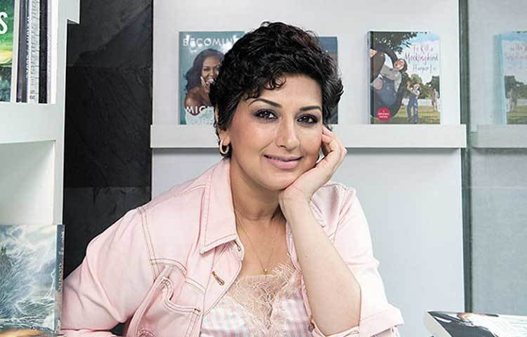 এমনকি কোমরের নীচে জল ভরা একটি ট্যাঙ্ক নিয়ে বিভিন্ন ব্যায়াম করার ছবি ও ভিডিও সোশ্যাল ওয়ালে শেয়ার করেছেন সোনালি। কষ্টকর এই অ্যাকোয়া থেরাপি নিয়েও কিছুই লুকোননি। এই সময় পরিবারের সঙ্গে কাটানো কিছু মুহূর্তও ভাগ করেছেন ভক্তদের সঙ্গে। নিজেই বারবার তাদের সাহস জুগিয়েছেন। নিজের শারীরিক অবস্থা নিয়ে ভয় পেতে বারণ করেছেন।