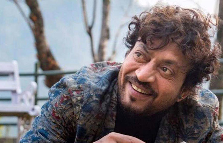 তার শেষ ছবি ‘আংরেজি মিডিয়াম’-এর পোস্টার এখনও জ্বলজ্বল করছে মাল্টিপ্লেক্সের বন্ধ গেটের ওপারে। নিজের শেষ টুইটে ছবিটির কথা বলেছেন ইরফান। দর্শকের অনুরোধ করেছেন ছবিটি দেখার জন্য।