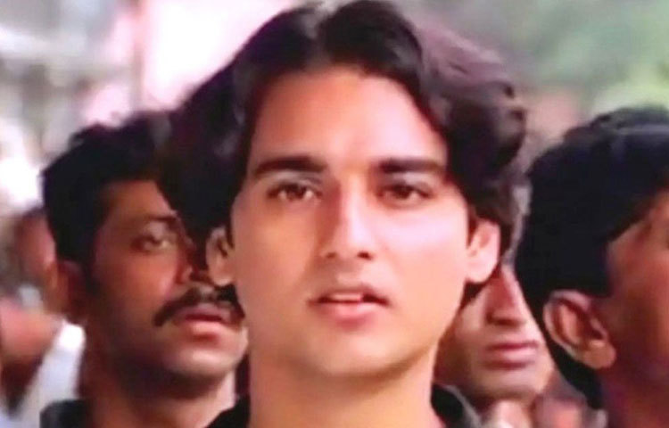 কুনাল সিংহ: ‘দিল হি দিল ম্যায়’ ছবির অভিনেতা। ঘরের সিলিং ফ্যান থেকে ঝুলন্ত দেহ উদ্ধার হয়। যদিও অভিনেতার বাবার দাবি, কুনালকে খুন করা হয়েছে।