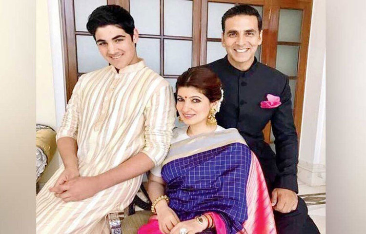 যদিও পরবর্তীতে পূজা বাত্রা, আয়েষা জুলকা-সহ আরও বেশ কয়েক জনের সঙ্গে অক্ষয়ের নাম জড়িয়েছিল। টুইঙ্কলের সঙ্গে তার প্রেম স্থায়ী হয়। তারা এখন বলিউডের সুখী দম্পতি।