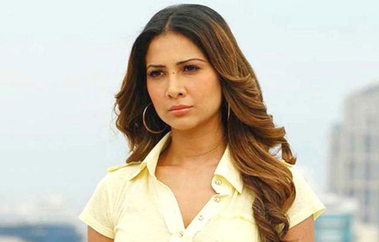 তবে পুনজানির সঙ্গে বিচ্ছেদের পর চরম অর্থনৈতিক সঙ্কটে পড়েন কিম। শোনা যায়, প্রায় কপর্দকশূন্য অবস্থায় মুম্বই ফিরে এসেছিলেন তিনি।