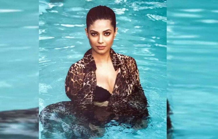 স্বজনপ্রীতির প্রসঙ্গে মীরার বক্তব্য, নিজের লোকের সাহায্যে কিছুদূর অবধি যাওয়া যায় ঠিকই। কিন্তু সম্পূর্ণ সাফল্য অধরাই থেকে যায়।