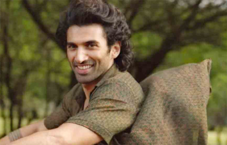 টেলিভিশনের সিরিয়ালে অভিনয় নয়, বরং সঞ্চালক হিসেবে ক্যারিয়ার শুরু করেন আদিত্য। একঝাঁক কোঁকড়া চুলের ঝুঁটি বাঁধা আদিত্যকে এককালে দেখা গিয়েছে ‘ইন্ডিয়াজ হটেস্ট’ বা ‘পাকাও’-এর মতো শোয়ের সঞ্চালনা করতে। ছবি: সংগৃহীত