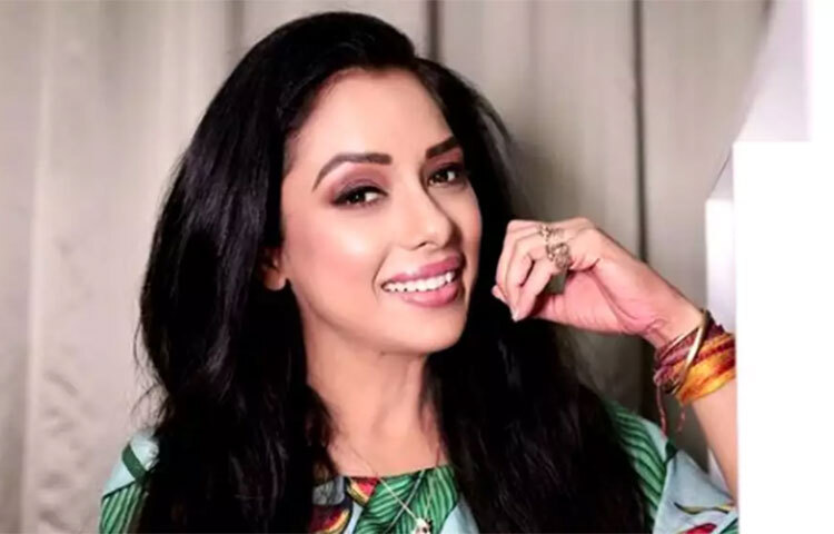 বর্তমানে ছোটপর্দায় যে অভিনেত্রীরা কাজ করছেন, উপার্জনের নিরিখে শীর্ষে রয়েছেন রূপালি। ‘অনুপমা’ দিয়ে শুরু হলেও অনুমান করা যায়, তাকে ছোটপর্দার অন্যান্য ধারাবাহিকেও দেখা যেতে পারে। ছবি: সংগৃহীত