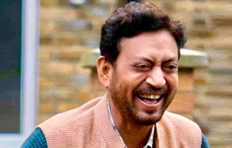 আর বলেছেন, তার জন্য অপেক্ষা করে থাকতে। শরীরে যে ‘অযাচিত অতিথি’ বাসা বেঁধেছে, তাদের সঙ্গে কথাবার্তা শেষ করেই ফিরবেন, কথা দিয়েছিলেন। কিন্তু সেই কথা আর শেষ হল না। চিকিৎসকদের চেষ্টা, অনুরাগীদের ভালবাসা, সবকিছু ব্যর্থ করে সেই অযাচিতরাই তাকে নিয়ে চলে গেল না ফেরার দেশে।