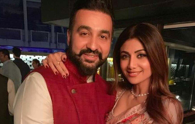 সিনেমায় অভিনয় কমিয়ে দিলেও বিয়ের পর শিল্পা পুরোদস্তুর ঘরবন্দি গৃহিণী হয়ে যাননি। রাজ কুন্দ্রার সঙ্গে তিনিও আইপিএল দল ‘রাজস্থান রয়্যালস’-এর অংশীদার।