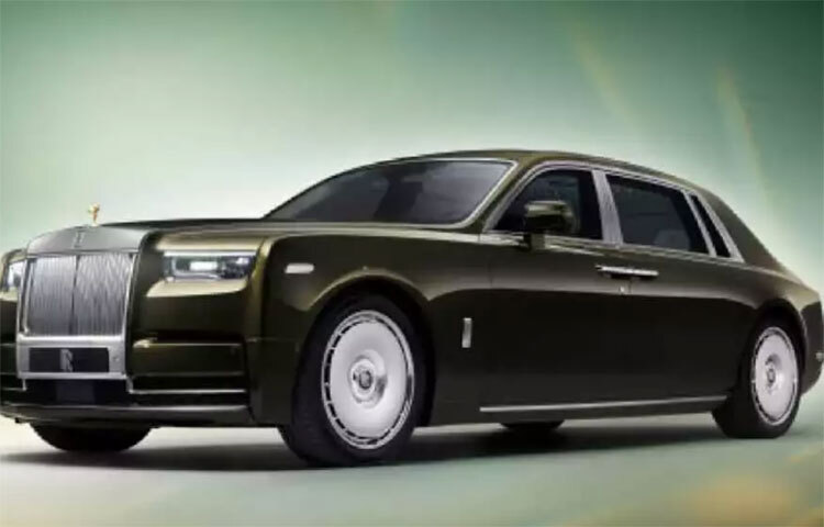 অমিতাভ বচ্চন এই ছবিতে কাজ করেছিলেন বলে পরিচালক তাকে তিন থেকে পাঁচ কোটি রুপি মূল্যের একটি রোলস রয়েস ফ্যান্টম গাড়ি উপহার দেন। ছবি: সংগৃহীত