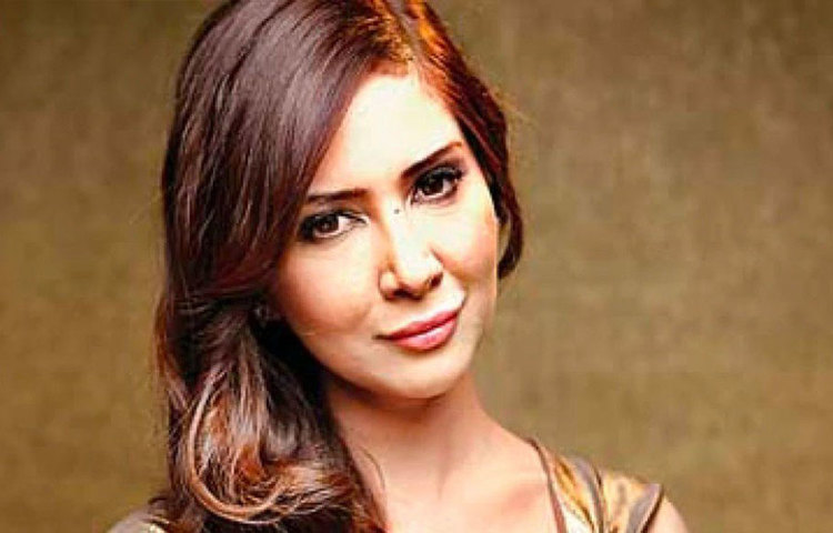 তবে কিমের বিরুদ্ধে এমন অভিযোগ প্রথম নয়। এর আগের পরিচারিকাকেও নাকি কিম অপমান করে তাড়িয়ে দেন। কারণ অন্য রঙের সঙ্গে সাদা রঙের জামা কাচতে দিয়েছিলেন ওই পরিচারিকা।