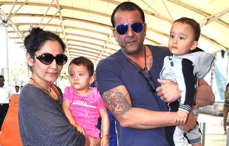 সঞ্জয় দত্ত এবং মান্যতা দত্ত: বলিউডের প্রিয় বাবার কাছে ২০১০ সালের ২১ অক্টোবর ছিল জীবনের সবচেয়ে দামি দিন। সে দিনই স্ত্রী মান্যতা সাহরান এবং ইকরা নামে দুই শিশুর জন্ম দেন।