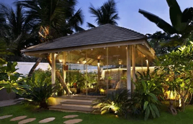 সমুদ্রের পাড়ে বলে বাড়ির নাম রাখা হয়েছে ‘কিনারা’। বাড়ির বাইরেটা যতটা সুন্দর, ভিতরটাও তাকে পাল্লা দিতে প্রস্তুত।