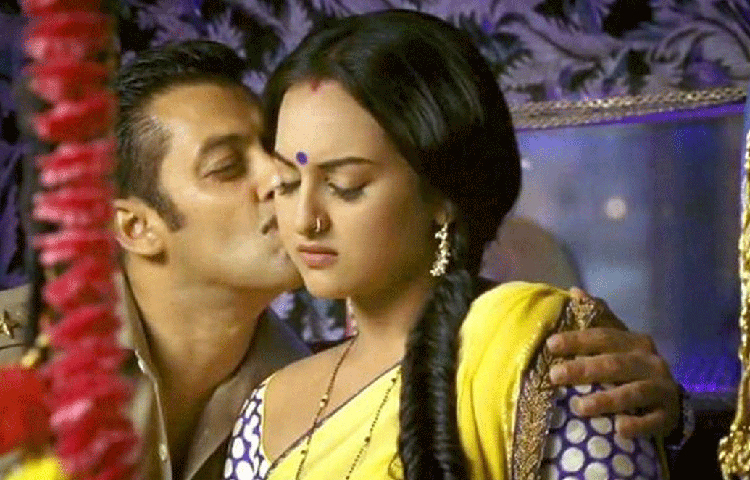 সোনাক্ষী সিনহার প্রথম ছবি ছিল দাবাং। চুলবুল পান্ডে ওরফে সালমান খানের বিপরীতে প্রথম ছবিতেই দর্শকদের মন জয় করে নিয়েছিলেন সোনাক্ষী। তার কঠোর পরিশ্রম এবং অভিনয় দেখে ‘কিক’ ছবির পরিচালক তাকে এই ছবিতে নায়িকা হওয়ার অফার দেন।