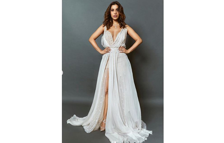 সাদা রঙের হাই স্লিট গাউন পরে সোফি যখন রেড কার্পেটে হাজির হন, তখন যেন গ্লামার উপচে পড়তে শুরু করে, ফেল বলিউডের সেরা সেরা অভিনেত্রীদের অনায়াসে পিছনে ফেলে দিতে শুরু করেন এই অভিনেত্রী।