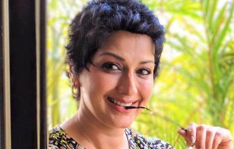 যদিও তার তীব্র প্রাণশক্তি ও অদম্য ইচ্ছাশক্তির কাছে হার মেনেছে ক্যানসার। মনের জোর ও সাহসকে অবলম্বন করে ক্যানসার জয়ীদের তালিকায় এখন উঠে এসেছে তার নামও। তিনি সোনালি বেন্দ্রে। যার দুরন্ত কামব্যাক বেঁচে থাকার রসদ জোগাতে পারে বিশ্বের সব ক্যানসার আক্রান্তকেই।