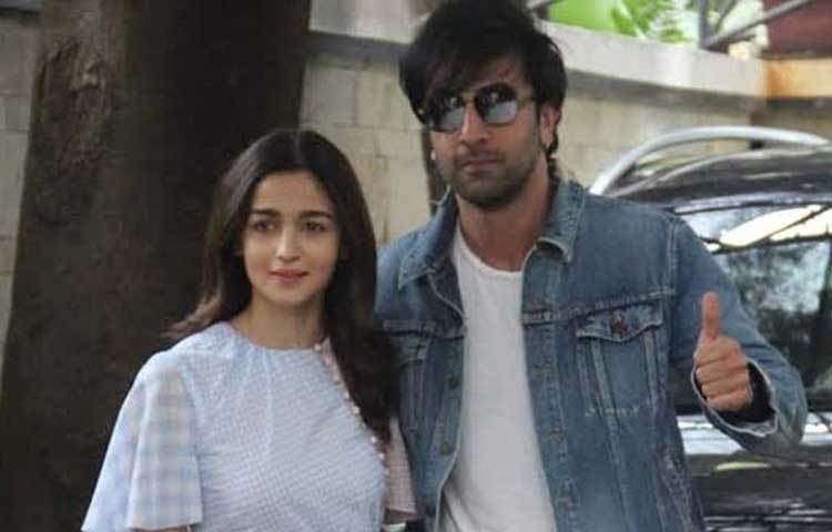 রণবীর কাপুর এবং আলিয়া ভাট: প্রথম প্রথম তাদের সম্পর্ক নিয়ে প্রচুর জল্পনা-কল্পনা ছিল। কিন্তু কাপুর পরিবারে যেভাবে আলিয়ার পদার্পণ ঘটেছে এবং কাপুর পরিবারের ছবিতেও যেভাবে আলিয়া নিজের জায়গা পাকা করে নিয়েছেন, তাতে জল্পনার আর কিছু অবশিষ্ট রইল না। আগামী বছরে চার হাত এক হবে বলেও আশা করছেন অনেকে।