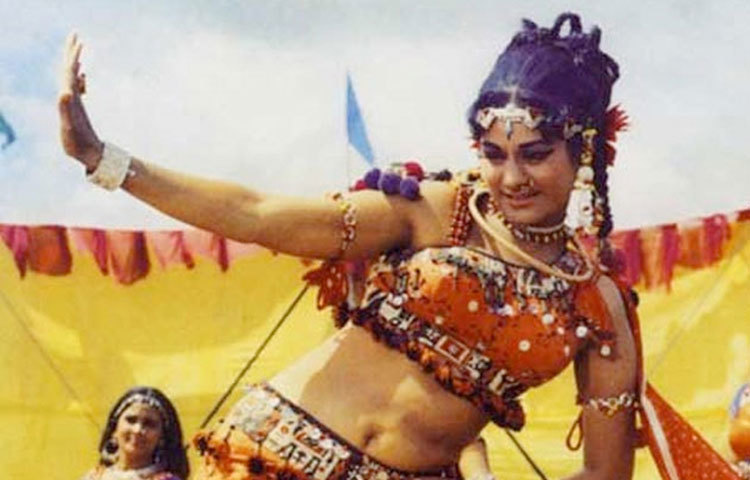 অরুণা ইরানি: ‘কারওয়া’ ছবিতে সুন্দরী অরুণা ইরানি আইটমে গানে সাড়া ফেলেছিলেন।