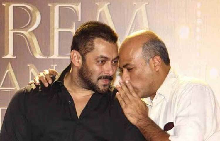 সুরজ বরজাতিয়া: রাজশ্রী প্রোডাকশনের মালিক তিনি। ‘হম সথ সথ হ্যায়’, ‘প্রেম রতম ধন পায়ো’ ইত্যাদি ফিল্মের প্রযোজনা করেছে তার সংস্থাই। যত দূর জানা যায়, তার সম্পত্তির পরিমাণ প্রায় ৩০ কোটি টাকা।