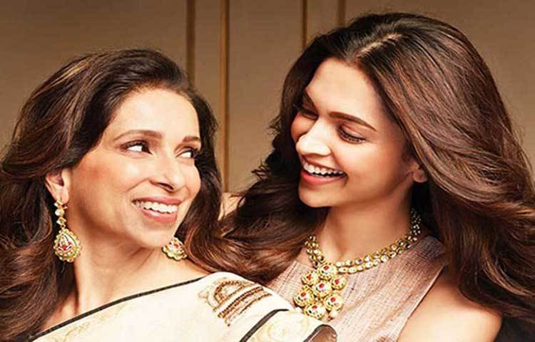 দীপিকা পাডুকোন: দীপিকা তার বাবা-মায়ের খুবই ঘনিষ্ঠ। অনেক সাক্ষাৎকারেও দীপিকা নিজে এ কথা বলেছেন। বাবা প্রকাশ পাডুকোন খুবই পরিচিত মুখ। কিন্তু অনেকেই তার মাকে চেনেন না। দীপিকার মায়ের নাম উজ্জ্বলা পাডুকোন। বলি নায়িকা বহুবার বলেছেন যে, মা তার খুবই ভালো বন্ধু। দীপিকার আউটডোর শুটিংয়ে বেশির ভাগ সময়ই মা তার সঙ্গে যান।