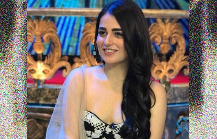 এই অভিনেত্রীর নাম রাধিকা মদন। একতা কাপুরের হাত ধরেই অভিনয়ে আসা তার। প্রথমদিকে একেবারেই স্মার্ট ছিলেন না রাধিকা। নিজেকে গ্রুমিং করে হাঁটাচলা থেকে কথাবার্তা সব কিছুতেই পারদর্শী হয়ে উঠেছেন।