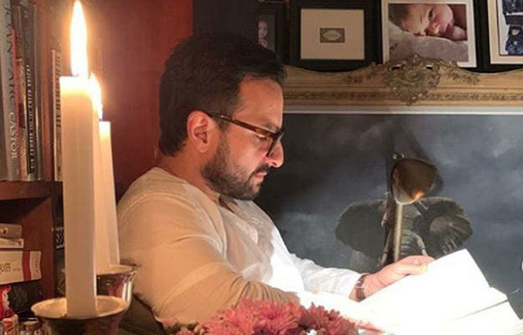 ইনস্টাগ্রামের নতুন সদস্য কারিনা কাপুর। পতৌদী-বাড়িতে কোয়ারেন্টাইনে রয়েছেন তিনি এই মুহূর্তে। স্বামী সাইফ আলি খান এই সময়টায় নিজেকে পুরোপুরি বইয়ে বন্ধ করেছেন। সাইফ আলি খানের এই ছবিটা শেয়ার করে কারিনা লিখেছেন, ‘মনে হচ্ছে এক সপ্তাহের জন্য বুকড।’