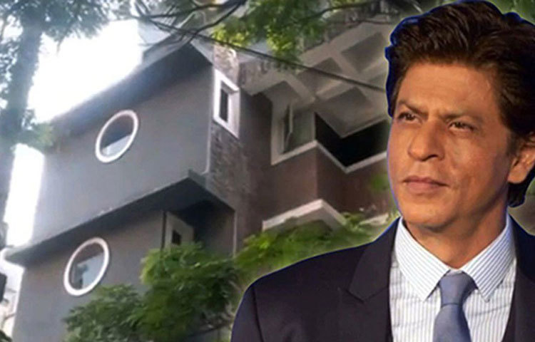 সম্প্রতি যেমন নিজের চার তলা একটি অফিস পুরোটাই কোয়রেন্টাইন সেন্টারে পরিণত করে ফেললেন বলিউড বাদশা শাহরুখ খান।