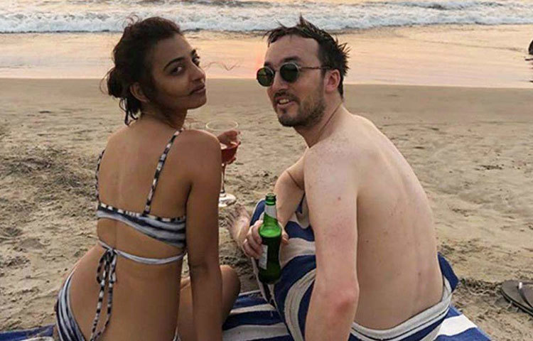 কয়েক দিনের মধ্যেই সুরের মানুষ হয়ে গেলেন মনের মানুষ। ব্রিটিশ সুরকার বেনেডিক্ট টেলরের সঙ্গে লিভ ইন শুরু করলেন রাধিকা। ২০১২ সালে লন্ডনেই বিয়ে করেন দু’জনে। শুধুমাত্র রেজিস্ট্রি ম্যারেজ।