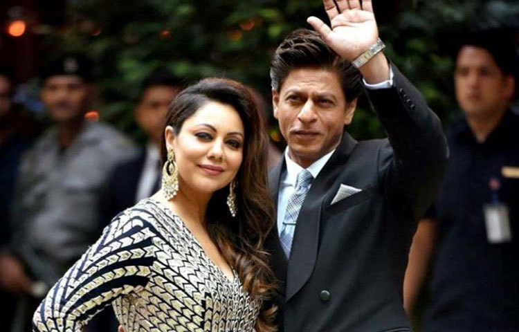 শূন্য থেকে শুরু করে বলিউডের সুপারস্টার হয়েছেন শাহরুখ। পরিবারে অভিনয়ের ইতিহাস বা গডফাদার, কোনোটাই তার নামের পাশে ছিল না। খড়কুটো অবলম্বন করে তার এই লড়াইয়ে সব সময় পাশে ছিলেন প্রথমে প্রেমিকা ও পরে স্ত্রী গৌরী। কিন্তু এ রকম জীবনসঙ্গিনীকেও নাকি প্রিয়ঙ্কার জন্য ঠকিয়েছেন শাহরুখ।