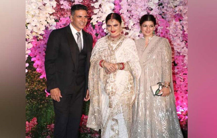 বলিউডের এন্ডলেস বিউটি তিনি। ব্যক্তিগত জীবনও বার বার এসেছে আতসকাচের তলায়। রেখা নামটির সঙ্গেই জড়িয়ে গিয়েছে একাধিক সম্পর্কের গুঞ্জন। তার সঙ্গে নাকি অক্ষয় কুমারেরও সম্পর্ক তৈরি হয়েছিল।