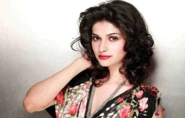 প্রাচী দেশাই: কসম সে-র মতো টেলি সিরিয়ালে কাজ করে সবার মন জয় করে নিয়েছিলেন প্রাচী দেশাই। ‘রক ওন’, ‘ওয়ান্স আপন অ্যা টাইম ইন মুম্বাই’ ও ‘বোল বচ্চন’-এর মতো হিট সিনেমায় অভিনয়ের পরও প্রাচীর কেরিয়ার সেভাবে এগোয়নি। এখন সিনেমায় তাকে খুবই কম দেখা যায়।