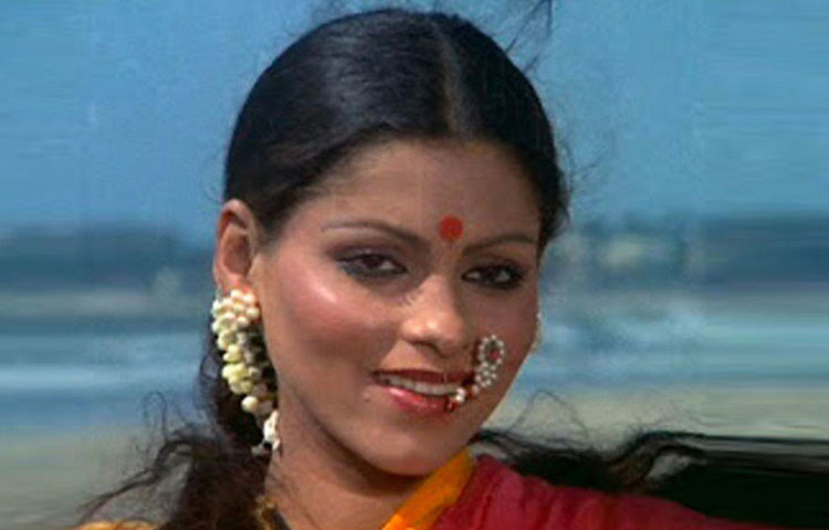 গুজরাটি ব্যবসায়ী চুনীভাই কাপাডিয়ার মেজো মেয়ে সিম্পলের জন্ম ১৯৫৮ সালের ১৫ আগস্ট। দিদি ডিম্পল, বোন রীম এবং ভাই সুহেলের সঙ্গে সিম্পলের শৈশব কেটেছিল মুম্বাইয়ে। তাদের মা বিট্টি কাপাডিয়া ছিলেন গৃহবধূ।