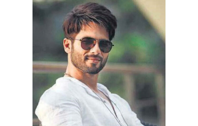 শহিদ কাপুর: দীর্ঘ দিন ধরেই নিরামিষাশী শহিদ কাপুর। পশু অধিকার নিয়ে কাজ করা সংস্থা পেটার বেশ কিছু প্রচারের মুখপাত্রও শাহিদ। পেটা তাকে এশিয়ার সবচেয়ে আকর্ষণীয় নিরামিষাশীর তকমা দিয়েছিল ২০১১ সালে। প্রাক্তন প্রেমিকা কারিনা কাপুর খানকেও না কি ভেজিটেরিয়ান ডায়েটে উৎসাহিত করেছিলেন শহিদ।