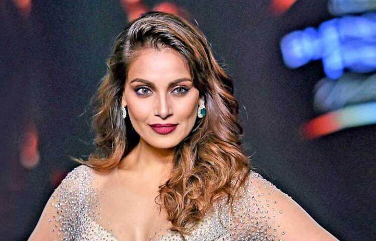 কিন্তু এই সব তত্ত্বকে ভুল প্রমাণ করে দিয়েছিলেন বিপাশা বসু। দুই বড় ব্যানারের ছবির অফার ফিরিয়ে দিয়েও তিনি সফল হয়েছেন। এমনকি স্টার কিডের সঙ্গে অভিষেকের অফারও ছেড়ে দিয়েছিলেন বিপাশা। ছবি: সংগৃহীত