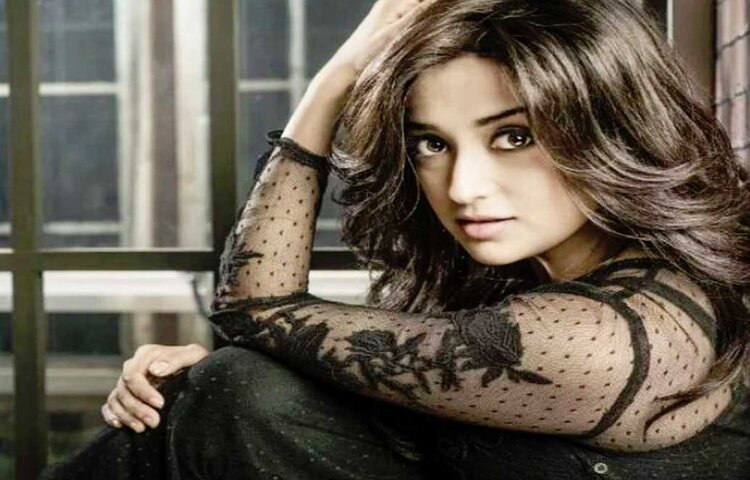 মোনালী ঠাকুর : রিয়েলিটি শো থেকেই উঠে এসেছেন। এখন রিয়্যালিটি শোতে বিচারকের আসনে দেখা যায় মোনালী ঠাকুরকে। বলিউডকে একাধিক হিট গান উপহার দিয়েছেন শক্তি ঠাকুরের কন্যা মোনালী। তবে মোনালীর রূপে হার মানতে পারেন যে কোনো বলিউড অভিনেত্রী।