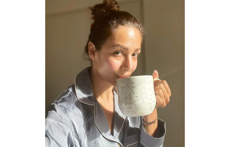 মেকআপ ছাড়াই মালাইকা অরোরা। রঙ ফর্সাকারী ক্রিম ছাড়াও তিনি ভীষণ সুন্দরী। ছবি: সংগৃহীত