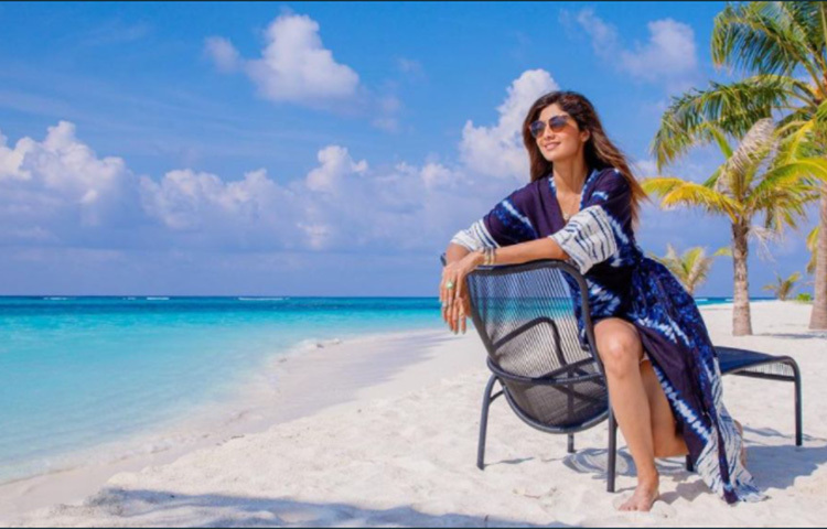 ‘ম্যায় খিলাড়ি তু আনাড়ি’, ‘হাতকড়ি’, ‘ছোটে সরকার’, ‘হিম্মত’, ‘ইনসাফ’, ‘আজাদ’, ‘ধড়কন’, ‘লাইফ ইন আ মেট্রো’-র মতো একাধিক ভিন্ন ধারার ছবিতে দাপটের সঙ্গে অভিনয় করেছেন শিল্পা শেঠি। ছবি: সংগৃহীত